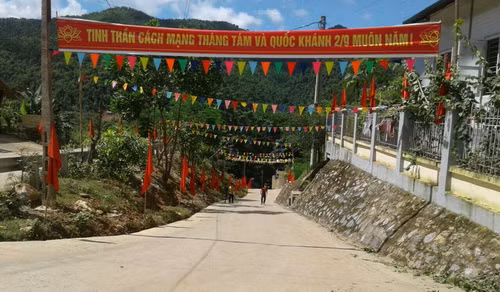 Đường vào Trường Phổ thông dân tộc bán trú THCS Thanh Xuân được trang hoàng đẹp mắt