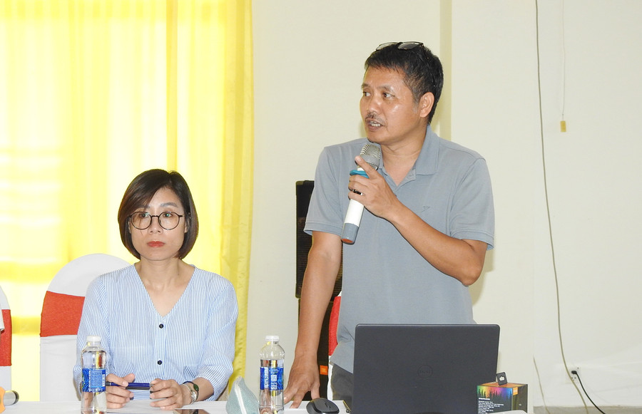 Nhà báo Nguyễn Đức Tuân, Phó Tổng biên tập Báo Giáo dục và Thời đại, trao đổi một số kỹ năng, nghiệp vụ khi viết tin, bài.