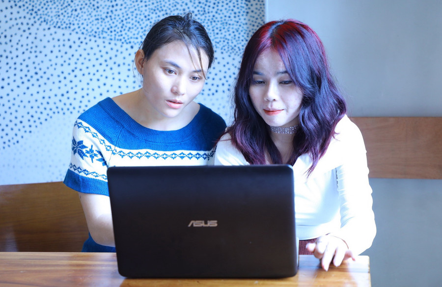 Sinh viên Phàn Thị Chấu (bên trái) và Lê Thị Anh thảo luận về tiểu dự án mà mình đang thực hiện. Sinh viên Phàn Thị Chấu (bên trái) và Lê Thị Anh thảo luận về tiểu dự án mà mình đang thực hiện.