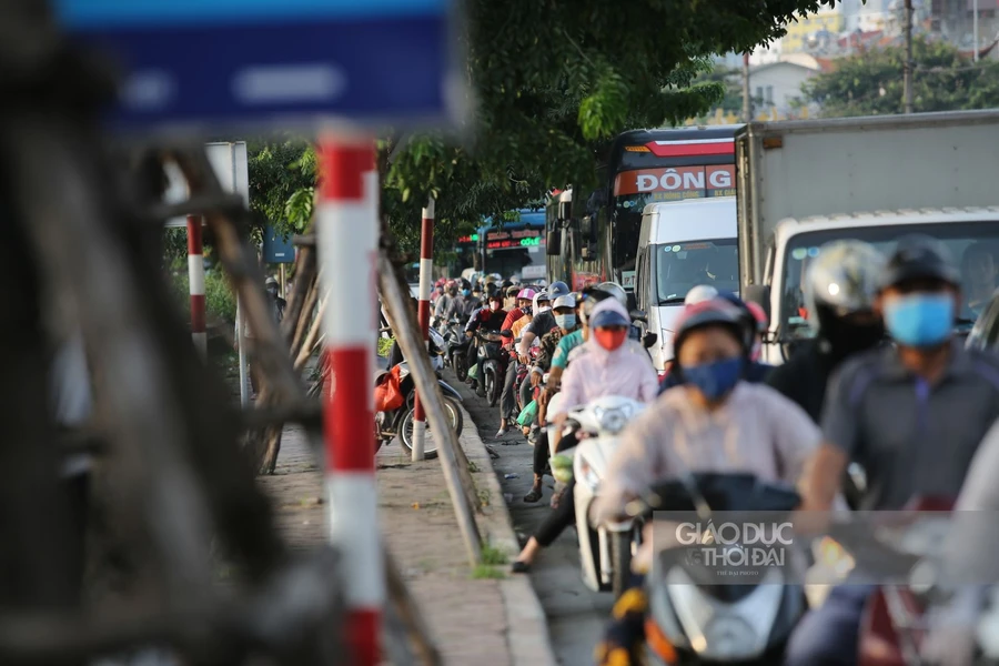 Tại đường Giải Phóng, lượng phương tiện cá nhân tăng nhanh, gây tình trạng ùn ứ ngắn trên tuyến đường này.