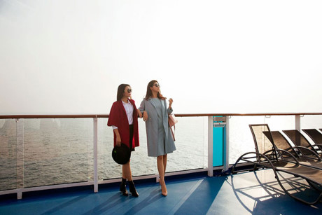 Hoa hau My Linh, A hau Thanh Tu tuyet xinh don nang ruc ro tren du thuyen - Anh 5