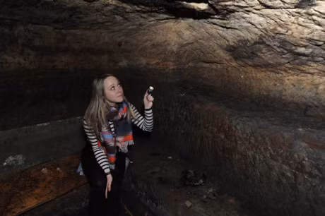 Anh: Phat hien hang dong 200 tuoi duoi ham mot nha tro - Anh 1