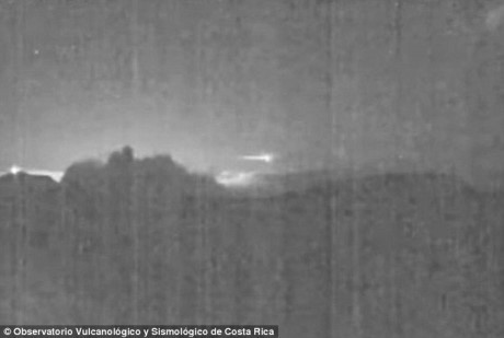 Can canh thien thach bang ngang nui lua o Costa Rica - Anh 3