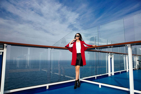 Hoa hau My Linh, A hau Thanh Tu tuyet xinh don nang ruc ro tren du thuyen - Anh 6