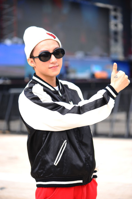 Hình ảnh hiếm hoi Sơn Tùng và nhạc sĩ Huy Tuấn chuyện trò - Ảnh 4 Hinh anh hiem hoi Son Tung va nhac si Huy Tuan chuyen tro - Anh 4