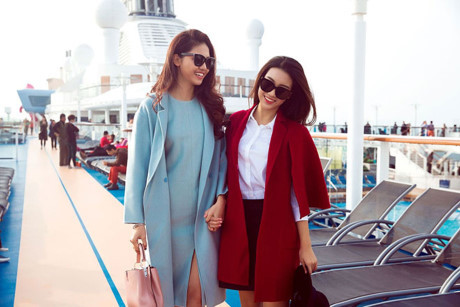 Hoa hau My Linh, A hau Thanh Tu tuyet xinh don nang ruc ro tren du thuyen - Anh 4