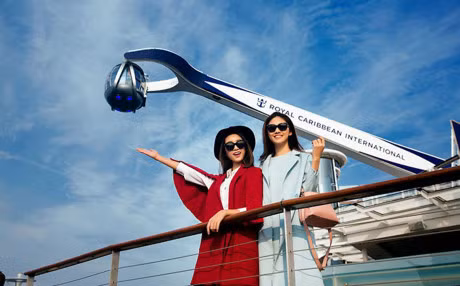 Hoa hau My Linh, A hau Thanh Tu tuyet xinh don nang ruc ro tren du thuyen - Anh 1