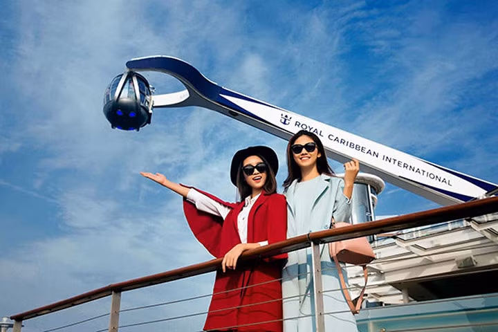 Hoa hậu Mỹ Linh, Á hậu Thanh Tú tuyệt xinh đón nắng rực rỡ trên du thuyền