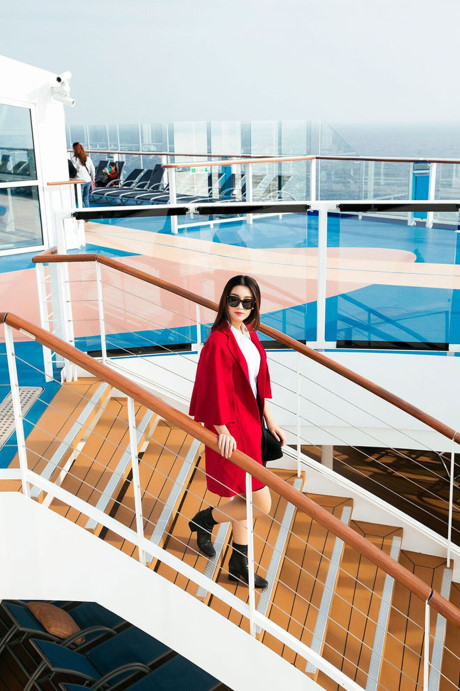 Hoa hau My Linh, A hau Thanh Tu tuyet xinh don nang ruc ro tren du thuyen - Anh 10