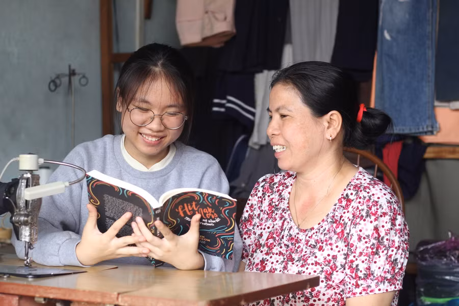 Nữ sinh cùng mẹ của mình.