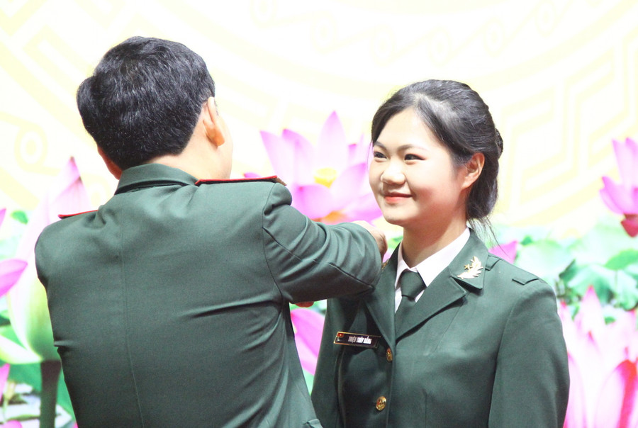 Niềm vui của nữ học viên khi được phong quân hàm. Niềm vui của nữ học viên khi được phong quân hàm.