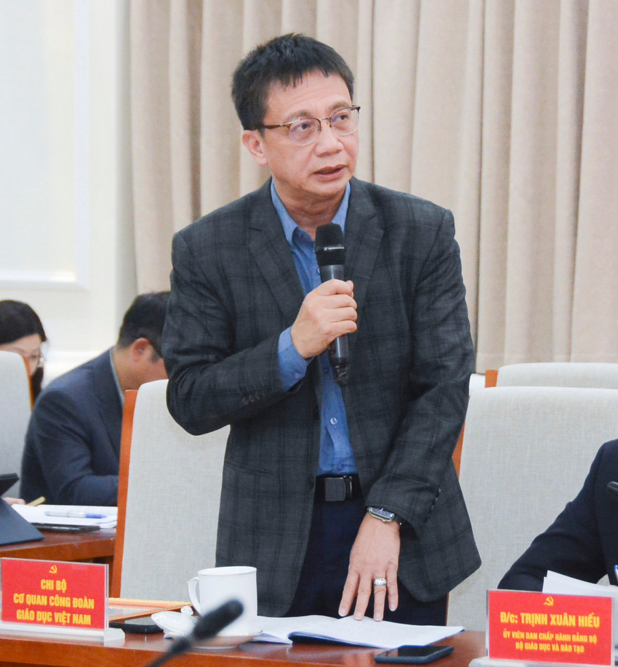 Đồng chí Nguyễn Ngọc Ân - Chi bộ Cơ quan Công đoàn Giáo dục Việt Nam phát biểu tham luận tại Hội nghị.