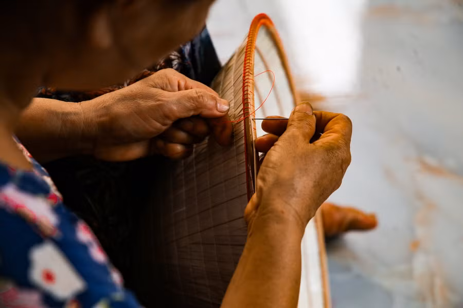 Công đoạn cạp nón hay còn gọi là nức nón là công đoạn hoàn tất việc khâu, nức nón đòi hỏi thật khéo léo, nếu không thì sẽ nhấc cả vành nón ra.