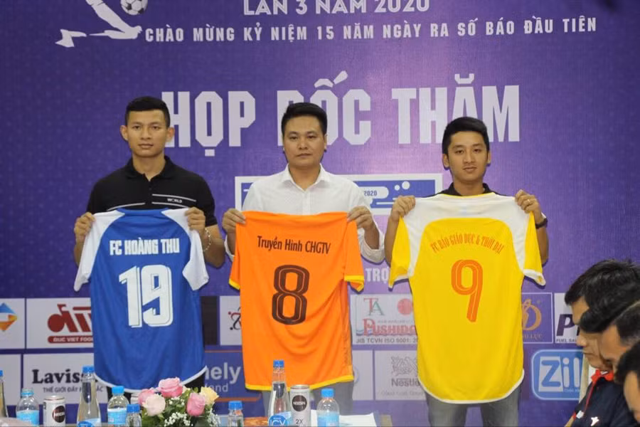 Bảng C ra mắt áo đấu