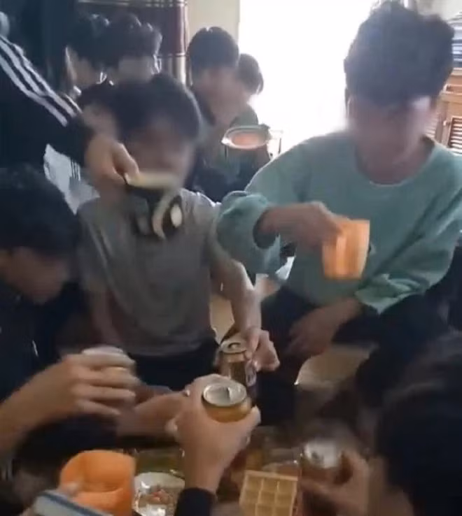 Cô Nguyễn Thị Xuyến uống bia cùng với học sinh và quay clip đăng lên trang Facebook cá nhân. Ảnh cắt từ clip