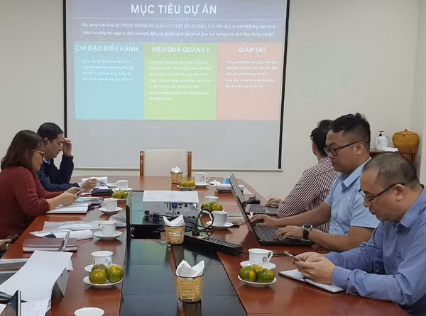 Một buổi họp về tình hình xây dựng hệ thống HEMIS.