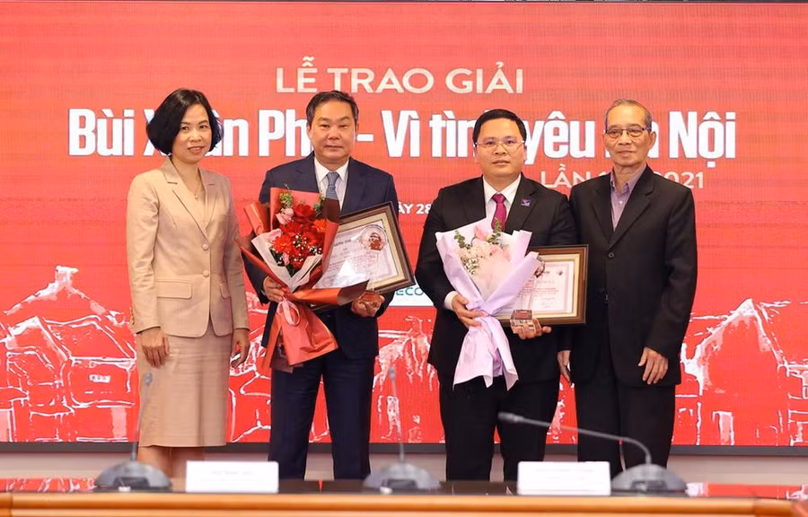 Tổng Giám đốc TTXVN Vũ Việt Trang và Chủ tịch Hội đồng giám khảo Bằng Việt trao “Giải Ý tưởng - Vì tình yêu Hà Nội”.