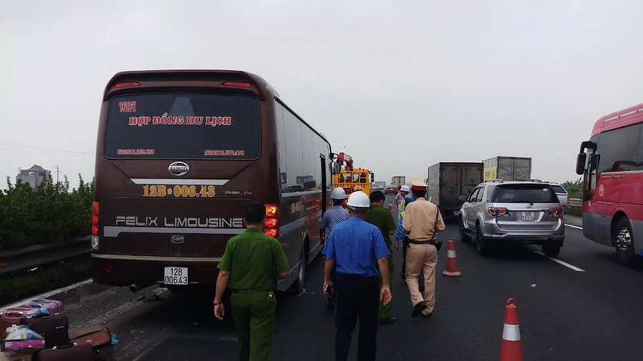 Ngay sau khi nhận được tin báo lực lượng chức năng đã có mặt tại hiện trường để giải cứu người gặp nạn, đồng thời phân luồng giao thông tránh ùn tắc Ngay sau khi nhận được tin báo lực lượng chức năng đã có mặt tại hiện trường để giải cứu người gặp nạn, đồng thời phân luồng giao thông tránh ùn tắc