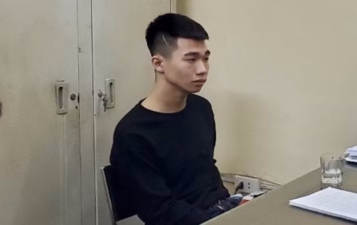 Lê Nguyễn Minh Tuấn tại cơ quan công an.