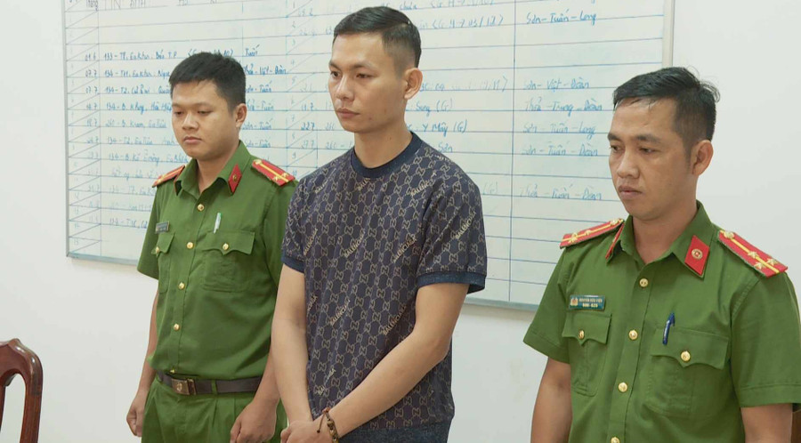 Cơ quan Công an huyện Cư Kuin tống đạt các quyết định đối với Nguyễn Thế Anh - Ảnh: SĐ. Cơ quan Công an huyện Cư Kuin tống đạt các quyết định đối với Nguyễn Thế Anh - Ảnh: SĐ.