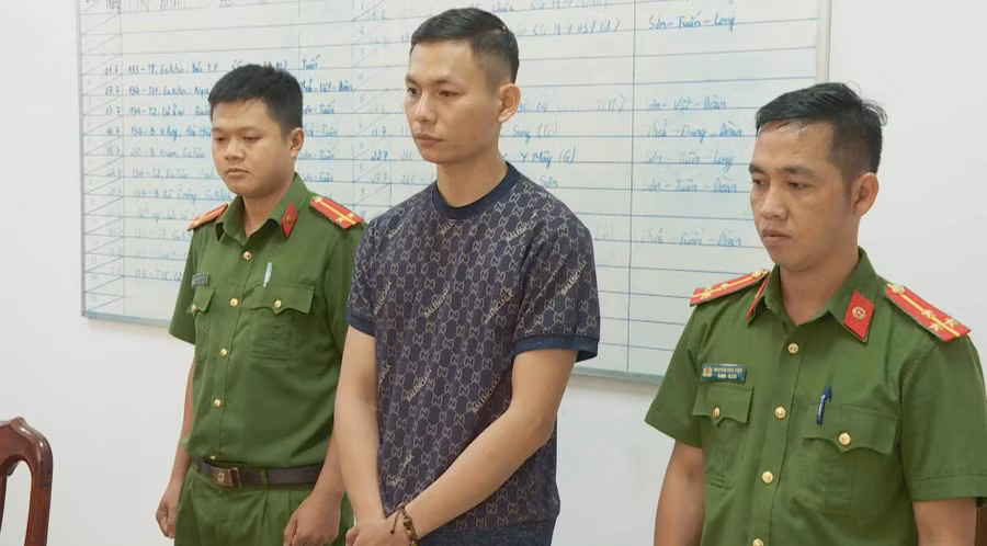 Cơ quan Công an huyện Cư Kuin tống đạt các quyết định đối với Nguyễn Thế Anh - Ảnh: SĐ.