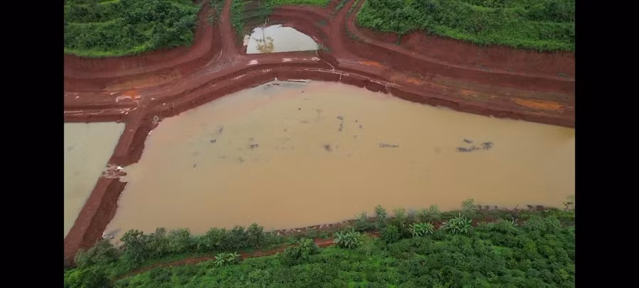 Hồ chứa nước của gia đình ông Đinh Xuân Thu bị vỡ - Ảnh: TT.