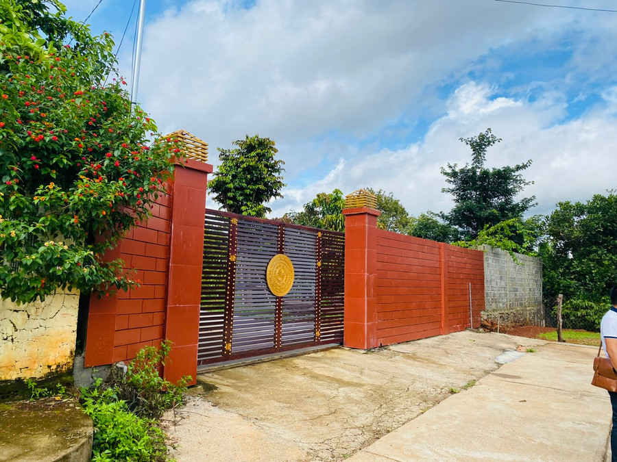 Mặt trước của ngôi nhà và khu vườn được xây bờ rào kiên cố. Ảnh: Thành Tâm.