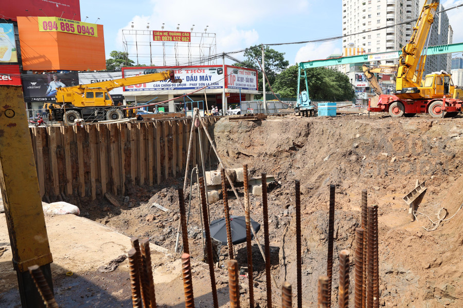 Dự án đang được đẩy nhanh tiến độ, thi công liên tục với 3 ca/ngày. Để hoàn trả phần mặt đường Tố Hữu trước ngày 25/6, đơn vị thi công đang khẩn trương thảm bê tông nhựa khu vực đường dẫn lên/xuống hầm.