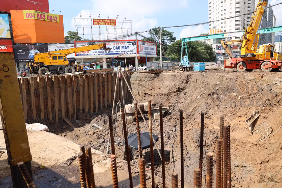 Dự án đang được đẩy nhanh tiến độ, thi công liên tục với 3 ca/ngày. Để hoàn trả phần mặt đường Tố Hữu trước ngày 25/6, đơn vị thi công đang khẩn trương thảm bê tông nhựa khu vực đường dẫn lên/xuống hầm.