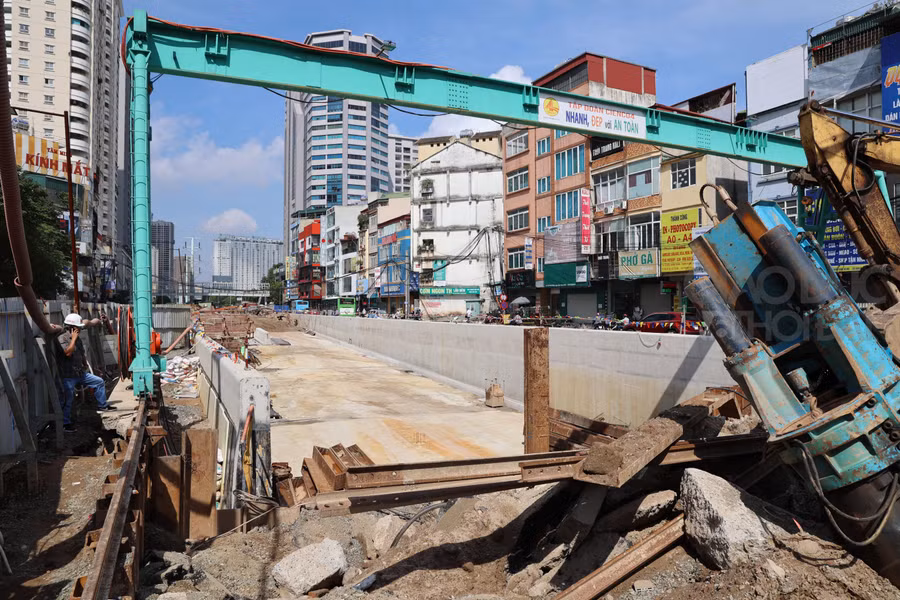 Vừa qua, dự án gặp khó khăn do Hà Nội liên tục xảy ra mưa lớn, nhiều tuyến đường bị ngập. Các đơn vị thi công đã phải huy động 15 máy bơm loại 11kg để bơm tránh ngập úng cho tuyến hầm; ông Hồ Đức Phúc cho biết thêm.