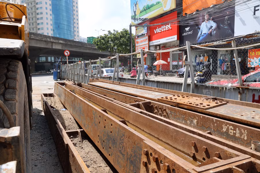 Dự kiến đến 15/8 tới đây, các đơn vị sẽ hoàn thành phần kết cấu bê tông và chuyển sang thi công phần mặt đường 2 bên.