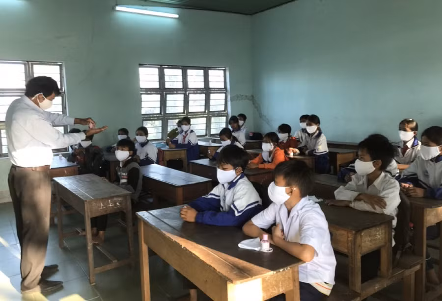 Giáo viên trường Tiểu học và THCS Phạm Hồng Thái (xã Ia Tul, huyện Ia Pa) hướng dẫn học sinh rửa tay sát khuẩn.