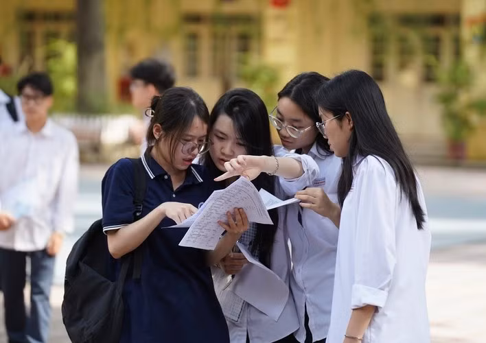 Thí sinh hoàn tất buổi thi cuối Kỳ thi tốt nghiệp THPT 2024. Ảnh Xuân Phú