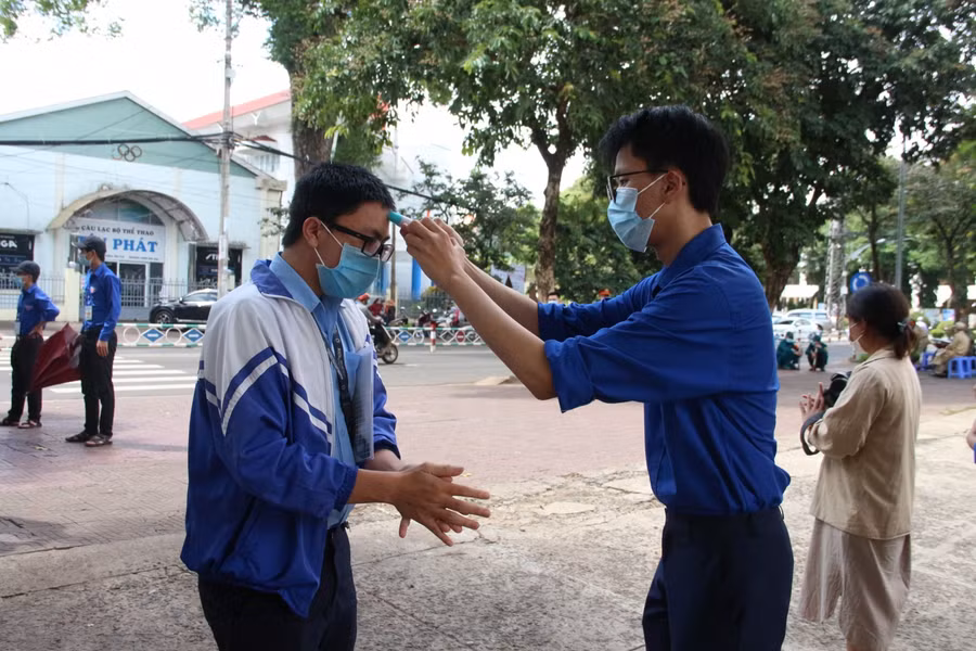 Trong thời gian diễn ra kỳ thi, thí sinh được đo thân nhiệt, sát khuẩn kĩ lưỡng.