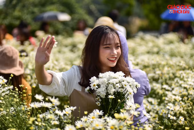Tuy rất đông người, phải đợi chờ lâu nhưng ai nấy đều rất vui vẻ để được chụp hình với những bông cúc hoạ mi đầu mùa.