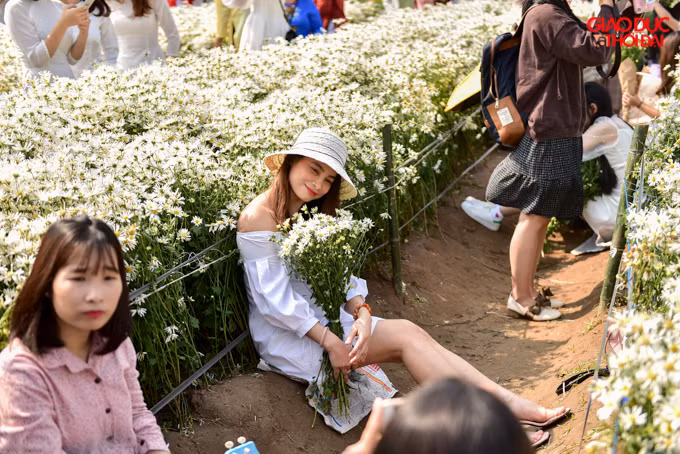 Để có một tấm hình đẹp các bạn trẻ phải đợi chờ khá lâu.