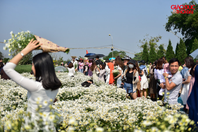 Vườn bé, người đông nên nhiều khi rất khó lựa góc chụp đẹp.