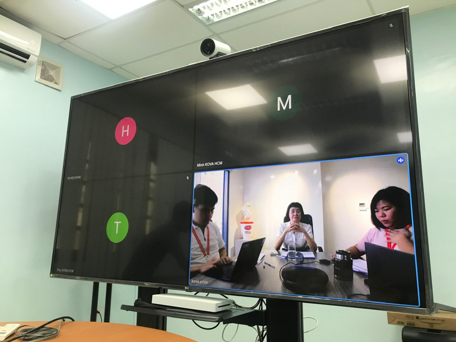 Các thành viên Ủy ban họp trực tuyến tại đầu cầu TP Hồ Chí Minh. Các thành viên Ủy ban họp trực tuyến tại đầu cầu TP Hồ Chí Minh.