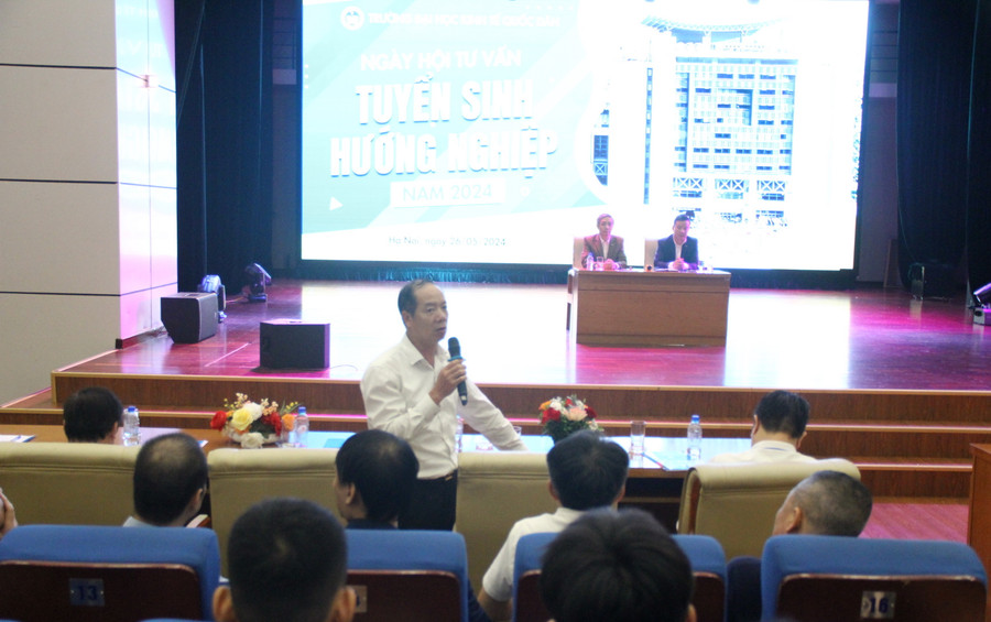 Đại diện cán bộ, giảng viên giải đáp thắc mắc của học sinh, phụ huynh về tuyển sinh năm 2024 của Trường ĐH Kinh tế quốc dân.