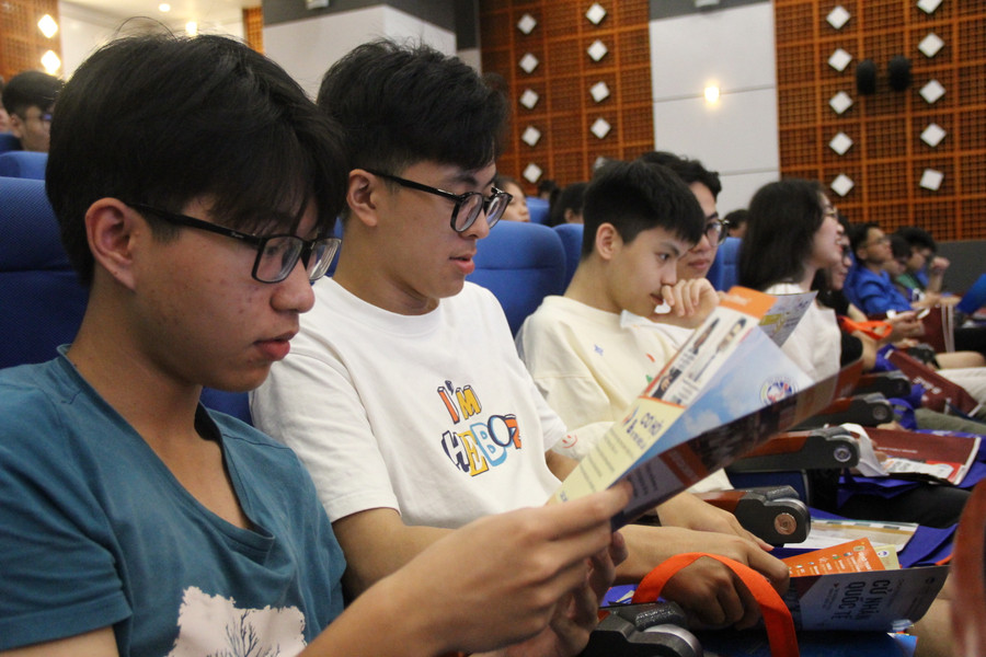 Học sinh tìm hiểu thông tin tuyển sinh của Trường ĐH Kinh tế quốc dân