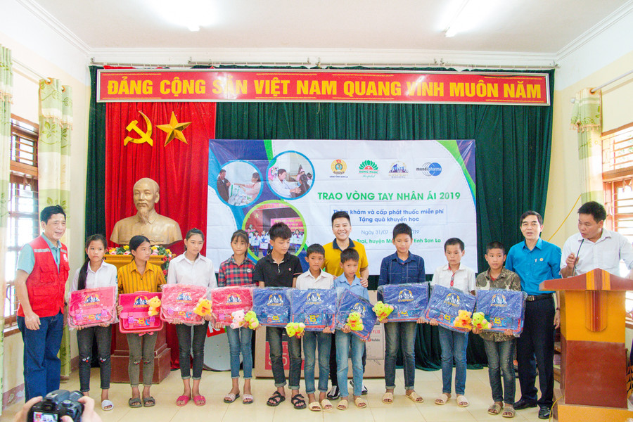 Những món quà đầy ý nghĩa đến tận tay những học sinh trường tiểu học Hua Trai và THCS Hua Trai