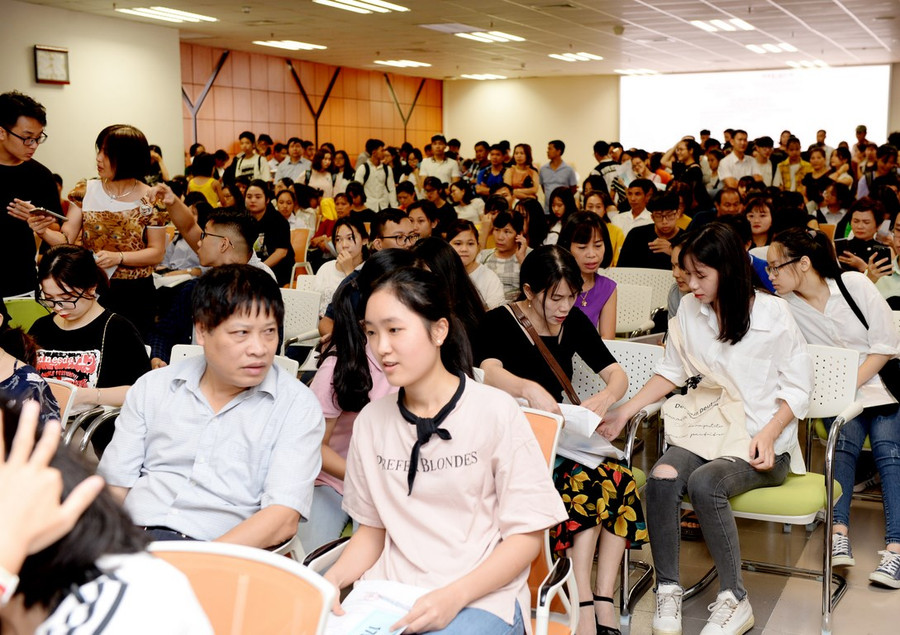 Từ sáng sớm hàng nghìn sinh viên và phụ huynh đã tới trường làm thủ tục nhập học