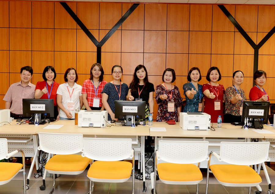 Giảng viên nhà trường hào hứng với công việc đón tân sinh viên