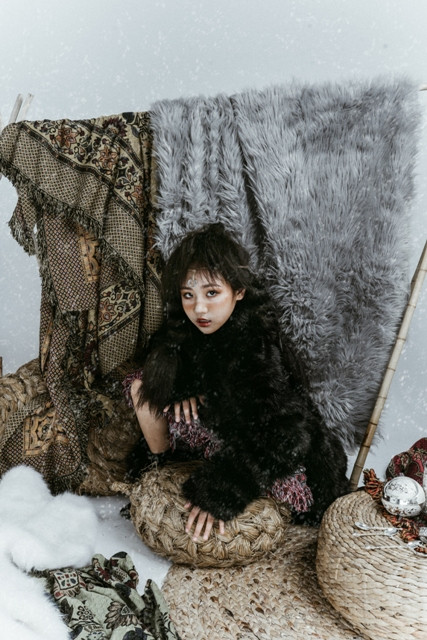 Minh Anh tạo dáng chuyên nghiệp với bộ trang phục cầu kỳ Minh Anh tạo dáng chuyên nghiệp với bộ trang phục cầu kỳ