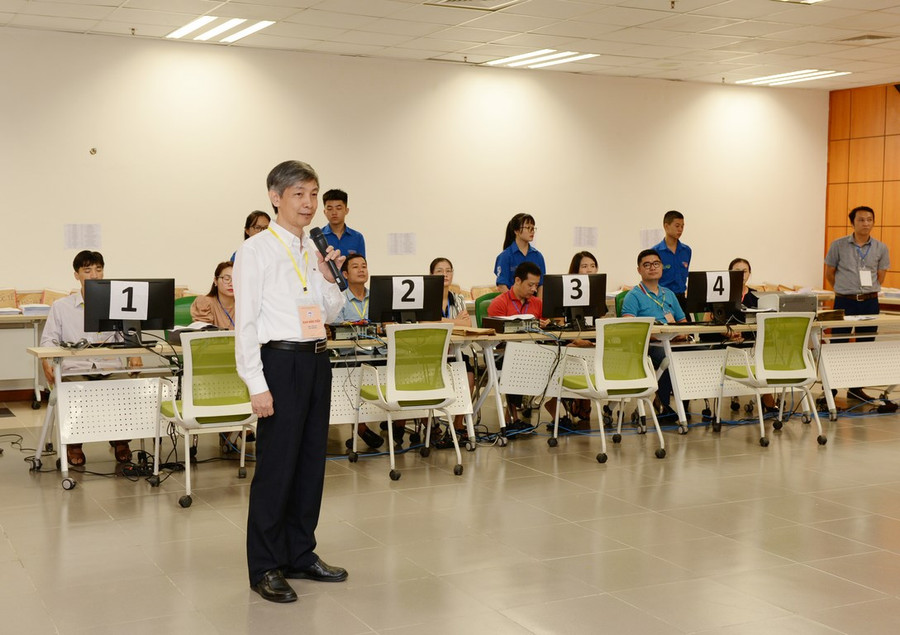 PGS-TS Bùi Đức Triệu - Trưởng Phòng Quản lý Giáo dục Đại học Kinh tế quốc dân hướng dẫn thí sinh các bước làm thủ tục nhập học