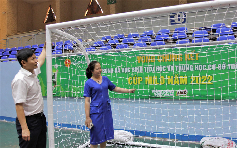 Phó Giám đốc Sở GD&ĐT Đắk Lắk Lê Thị Kim Oanh kiểm tra công tác chuẩn bị cho giải đấu. Phó Giám đốc Sở GD&ĐT Đắk Lắk Lê Thị Kim Oanh kiểm tra công tác chuẩn bị cho giải đấu.