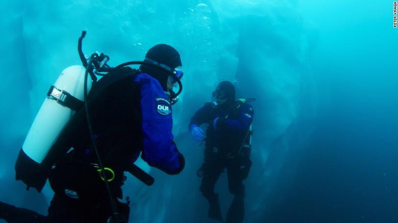 Các nhà khoa học lặn ra vùng biển cực ngoài khơi Greenland để nghiên cứu. Ảnh: CNN. Các nhà khoa học lặn ra vùng biển cực ngoài khơi Greenland để nghiên cứu. Ảnh: CNN.