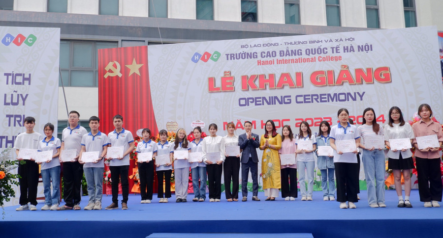 Khen thưởng cho các sinh viên có thành tích cao trong học tập.