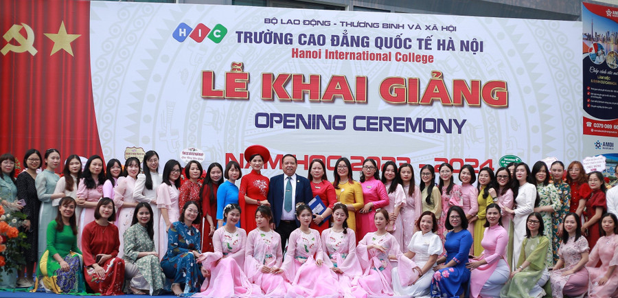 Niềm vui của các thầy cô giáo và sinh viên trong ngày lễ khai giảng năm học mới.