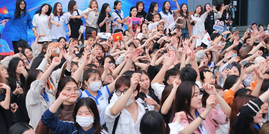 Lan tỏa niềm vui chung đến đông đảo các bạn sinh viên.